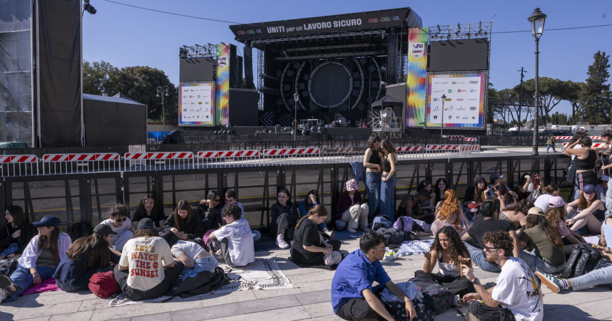 Concerto Primo Maggio, Leo Gassmann apre la maratona tv con “Bella Ciao”: “Ci ricorda che 80 anni fa siamo stati liberati dalla violenza” – La scaletta Concerto Primo Maggio, Leo Gassmann apre la maratona tv con “Bella Ciao”: “Ci ricorda che 80 anni fa siamo stati liberati dalla violenza” – La scaletta