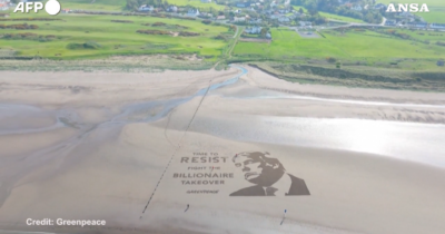 Copertina di Disegnata su una spiaggia scozzese la maxi opera contro Trump: “È tempo di resistere” – Video