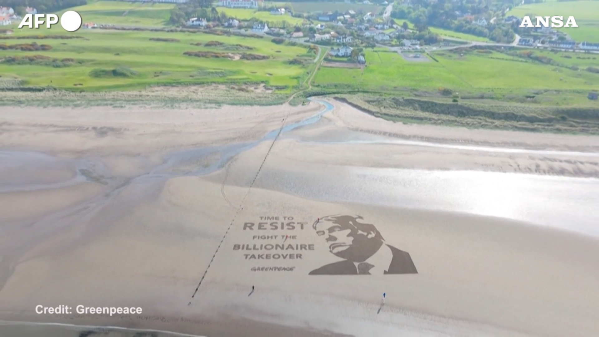 Disegnata su una spiaggia scozzese la maxi opera contro Trump: “È tempo di resistere” – Video Disegnata su una spiaggia scozzese la maxi opera contro Trump: “È tempo di resistere” – Video