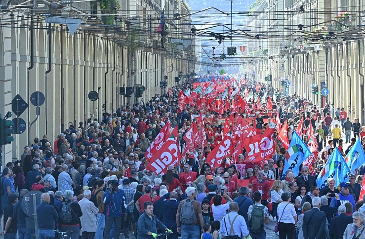 Primo maggio, i sindacati scendono in piazza: “Uniti per un lavoro sicuro”. Palermo, Roma, Prato: tutti i cortei Primo maggio, i sindacati scendono in piazza: “Uniti per un lavoro sicuro”. Palermo, Roma, Prato: tutti i cortei
