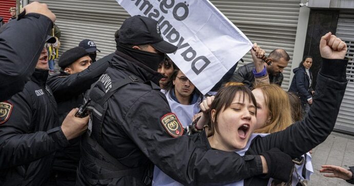Istanbul, 400 fermi durante le proteste per il primo maggio a piazza Taksim