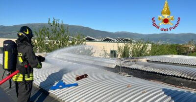 Copertina di Cade velivolo leggero su un capannone industriale a Castel Ritaldi (Perugia): un morto