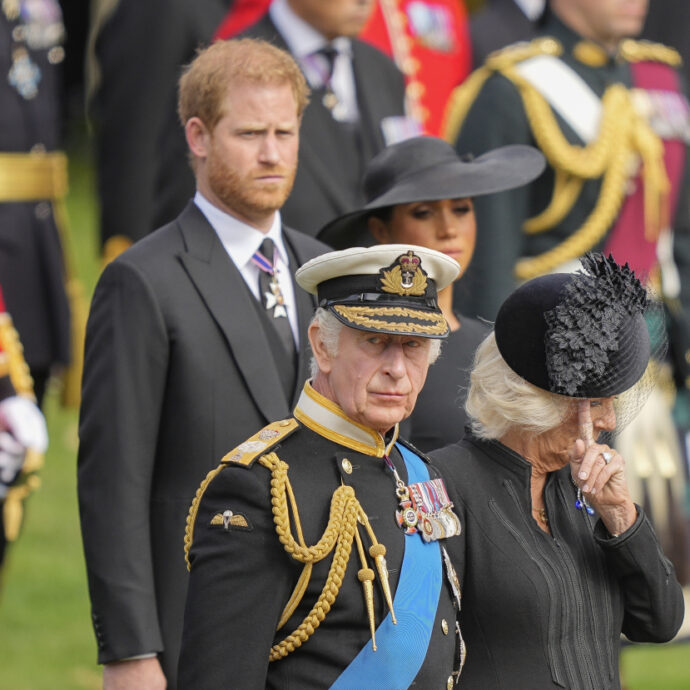 Il principe Harry dopo la sentenza sulla scorta: “Mio padre non mi parla più, non so quanto gli resti da vivere”. La replica dei reali: “Decidono i tribunali”