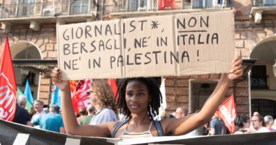 Copertina di Nel mondo la libertà di stampa è al “minimo storico”, l’Italia scende al 49esimo posto. Il report di Rsf