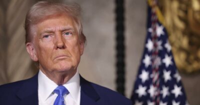 Copertina di “Fanno propaganda di sinistra”: Trump taglia i fondi alle emittenti pubbliche federali Pbs e Npr