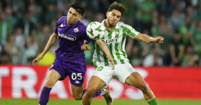 Copertina di Conference League, la Fiorentina perde 2-1 il primo round con il Betis. Tra una settimana il ritorno al Franchi