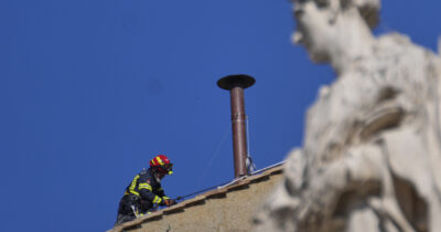 Copertina di Tutto pronto per il Conclave, montato il comignolo sulla Sistina. Filoni: “Entro il 7 maggio convergeremo su un nome”