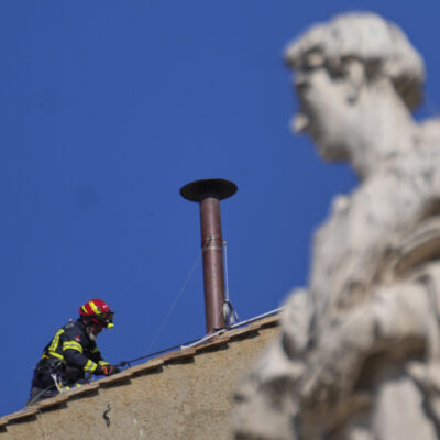 Copertina di Tutto pronto per il Conclave, montato il comignolo sulla Sistina. Filoni: “Entro il 7 maggio convergeremo su un nome”