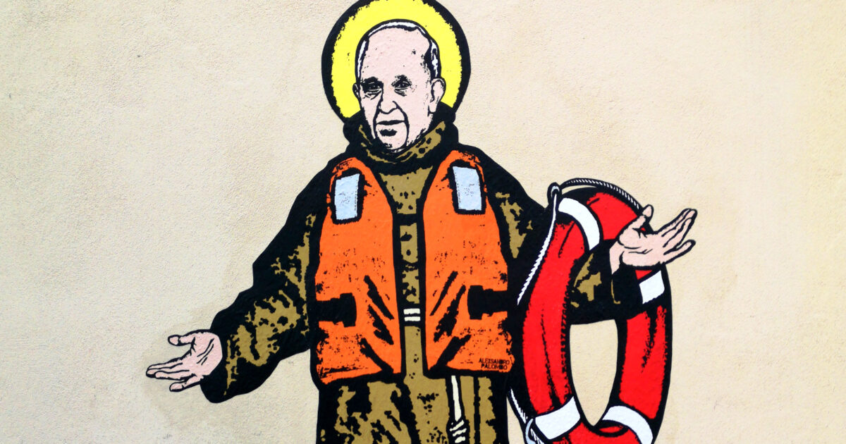 Papa Francesco da Ilfattoquotidiano.it papa francesco con il giubbotto salvagente e il piccolo alan kurdi ai suoi piedi il murale apparso sui muri della caritas a milano