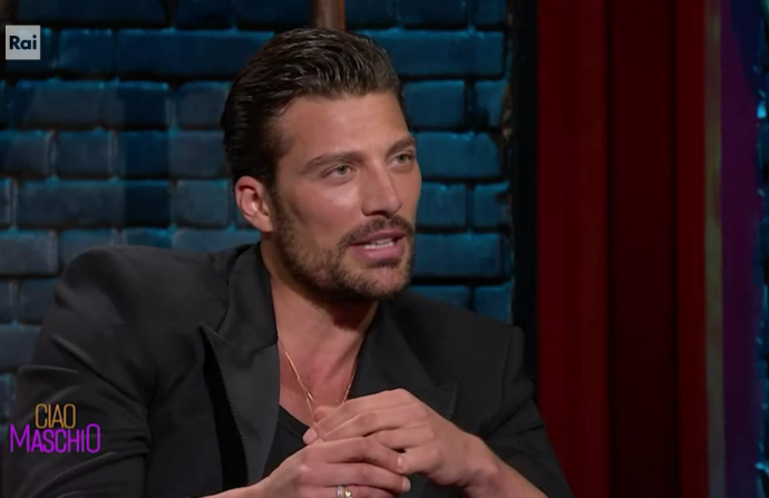 “Ho fatto sesso con quattro donne contemporaneamente”: la confessione di Simone Susinna