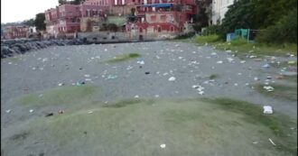Copertina di Napoli, Lido delle Monache invaso dai rifiuti dopo l’assalto dei bagnanti: il video della distesa di spazzatura