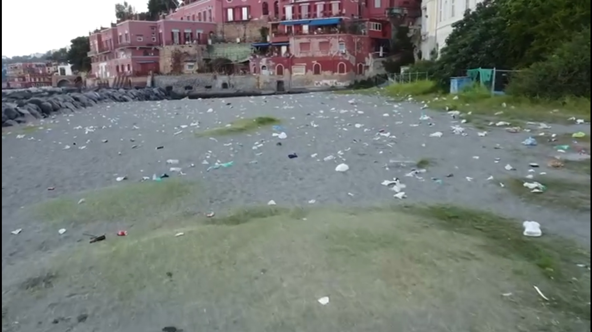 Napoli Lido da Ilfattoquotidiano.it napoli lido delle monache invaso dai rifiuti dopo l assalto dei bagnanti il video della distesa di spazzatura