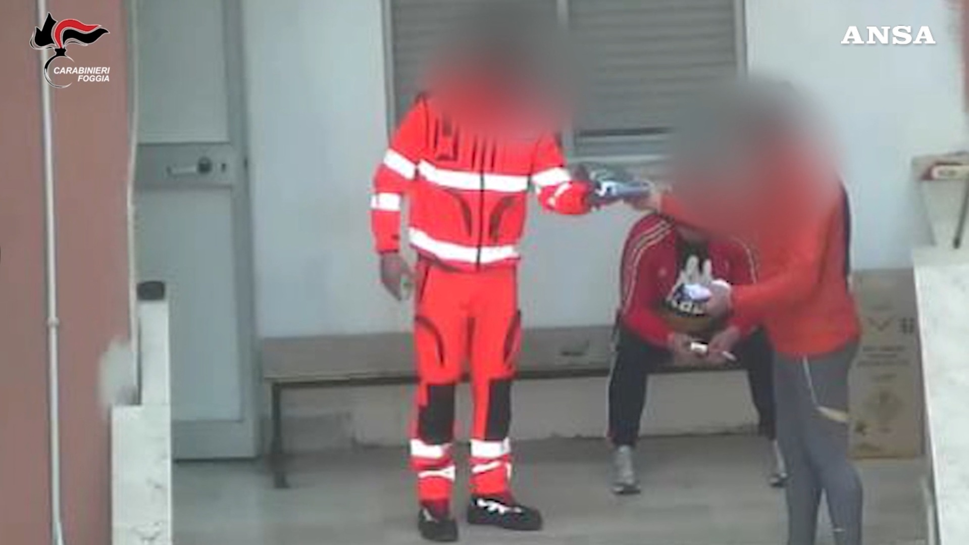 Spaccio di droga in un pronto soccorso del Foggiano: sei arresti. I video della “compravendita” Spaccio di droga in un pronto soccorso del Foggiano: sei arresti. I video della “compravendita”