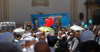 Sparatoria a Monreale, i feretri dei tre giovani escono dal Duomo: applausi e lacrime ai funerali