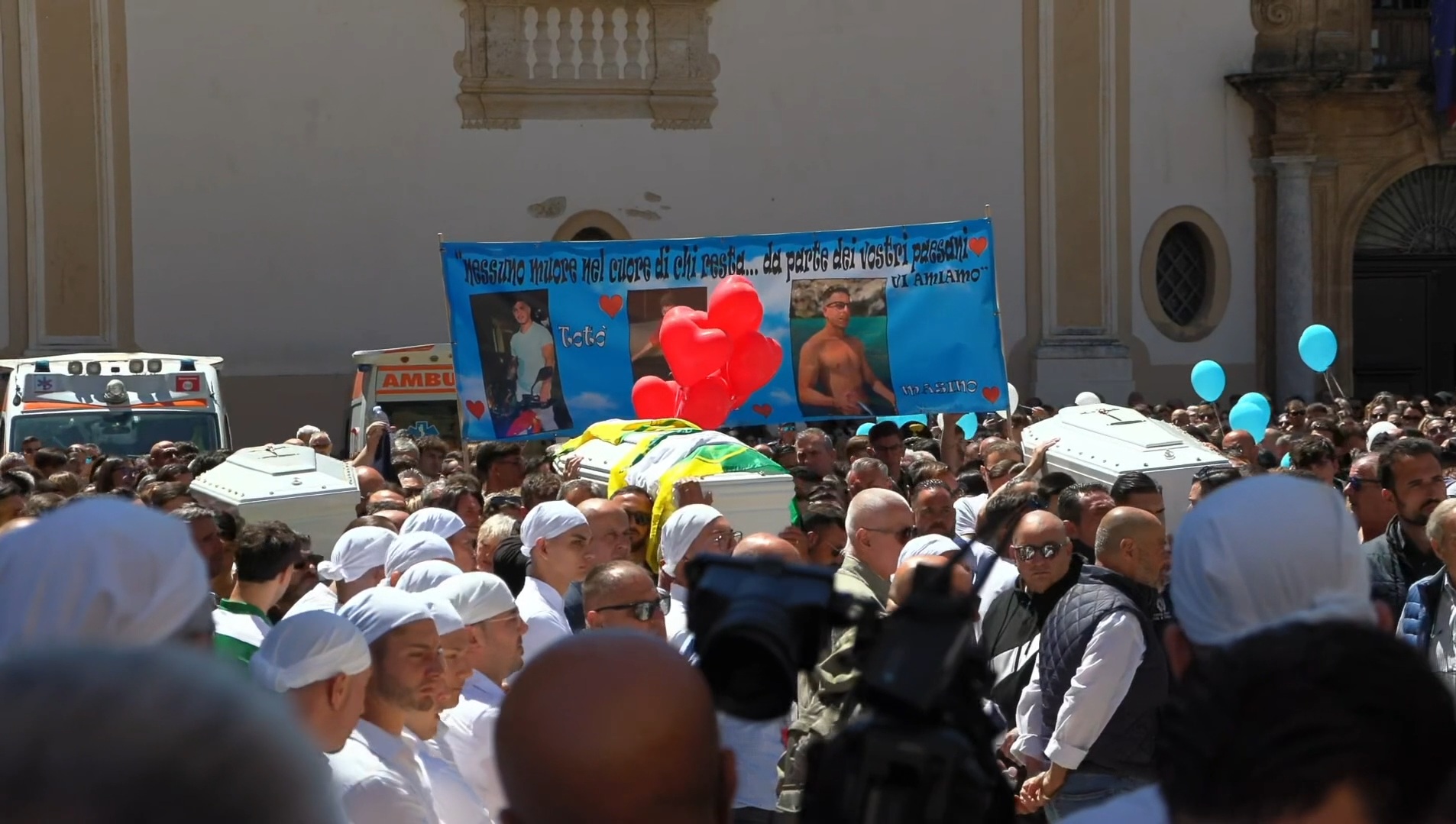 Sparatoria a Monreale, i feretri dei tre giovani escono dal Duomo: applausi e lacrime ai funerali Sparatoria a Monreale, i feretri dei tre giovani escono dal Duomo: applausi e lacrime ai funerali