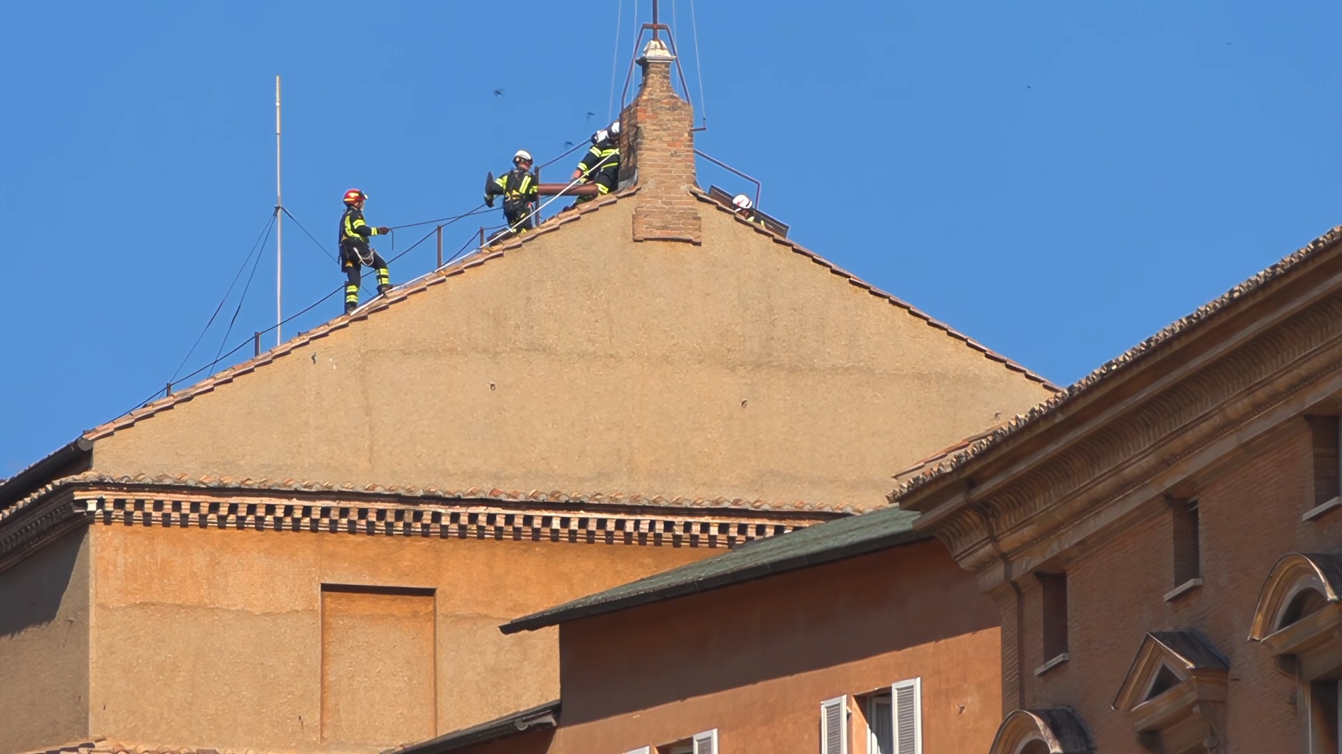 Conclave lavori da Ilfattoquotidiano.it conclave i lavori per il montaggio del camino sopra la cappella sistina – video