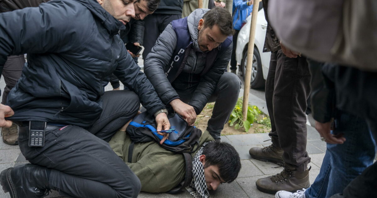Il Primo Maggio alla Erdogan: 384 manifestanti in manette per aver tentato di raggiungere Piazza Taksim Il Primo Maggio alla Erdogan: 384 manifestanti in manette per aver tentato di raggiungere Piazza Taksim