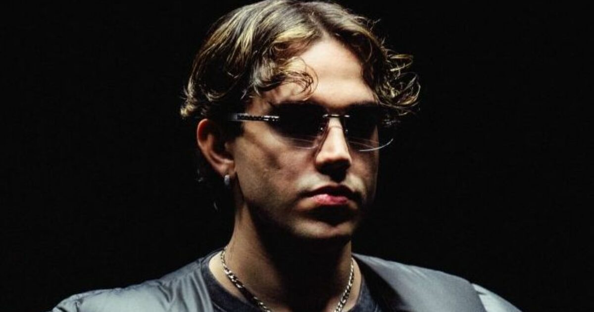 “Il talento fa la fine di Cristo se si inseguono solo streaming. Mi sono pentito di aver inciso alcune canzoni. Oggi canto, non per soldi”: così Aka 7even