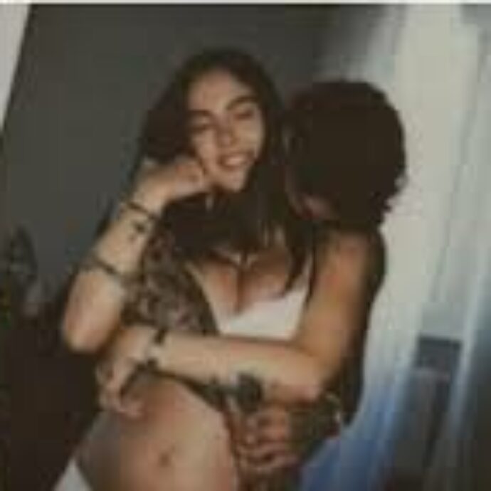 “Le tue ragazze”: Giulia De Lellis conferma la gravidanza. L’influencer e Tony Effe aspettano una bambina