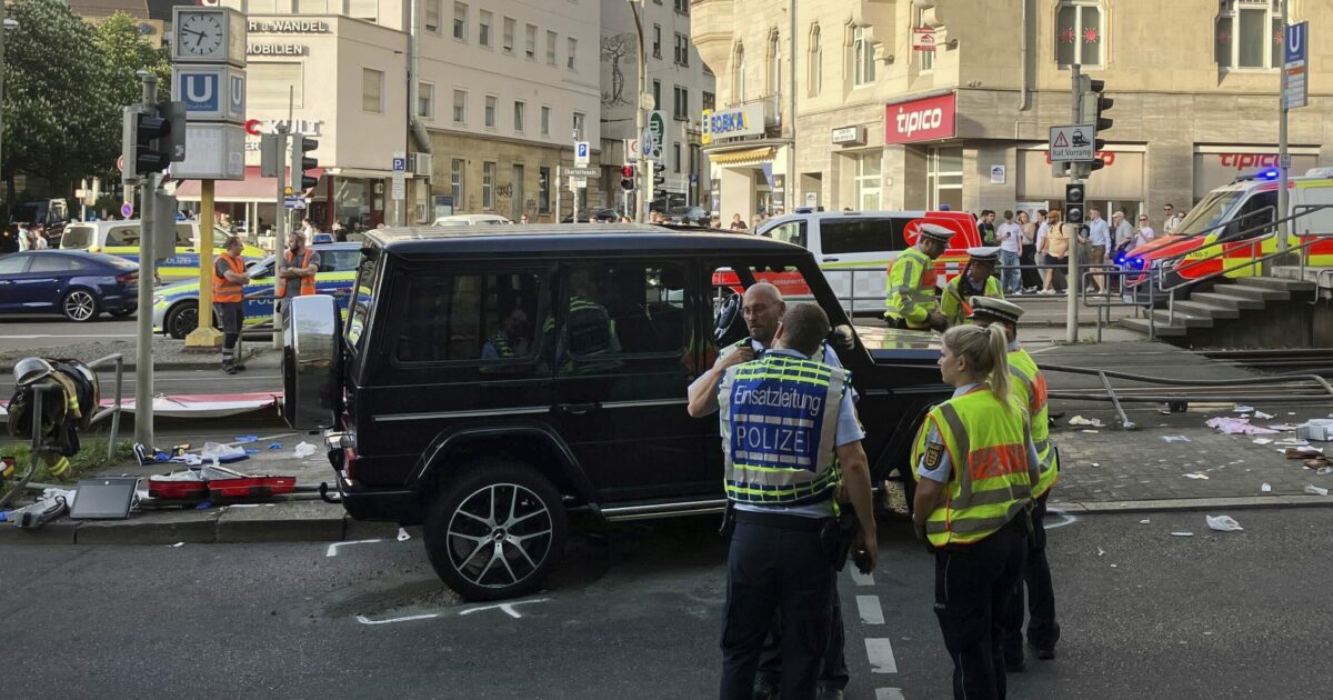 Germania, auto sulla folla a Stoccarda: 8 feriti, 3 gravi. Fermato un 42enne. Polizia: “Per ora no prove di attacco” Germania, auto sulla folla a Stoccarda: 8 feriti, 3 gravi. Fermato un 42enne. Polizia: “Per ora no prove di attacco”
