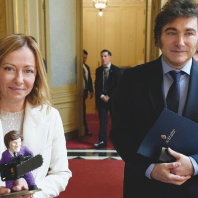 Copertina di I 273 regali a Giorgia Meloni: tra tappeti, gioielli, vasi e scarpe di pitone blu