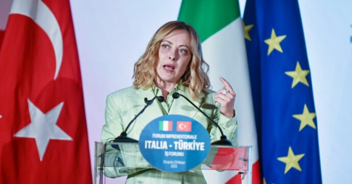 Meloni già pensa alle politiche: “Voglio potermi ripresentare”. Le parole di Mattarella sui salari? “Non le ha dette”