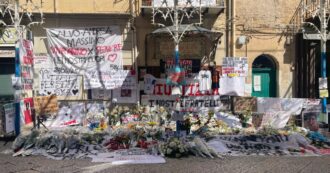 Monreale, migliaia di persone per l’ultimo saluto ai tre ragazzi uccisi: “Stato assente, la strage si poteva evitare”