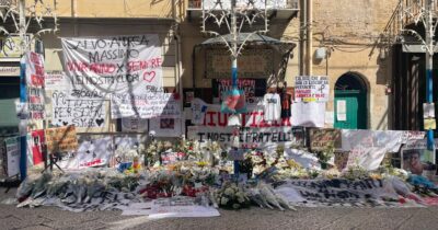 Copertina di Monreale, migliaia di persone per l’ultimo saluto ai tre ragazzi uccisi: “Stato assente, la strage si poteva evitare”