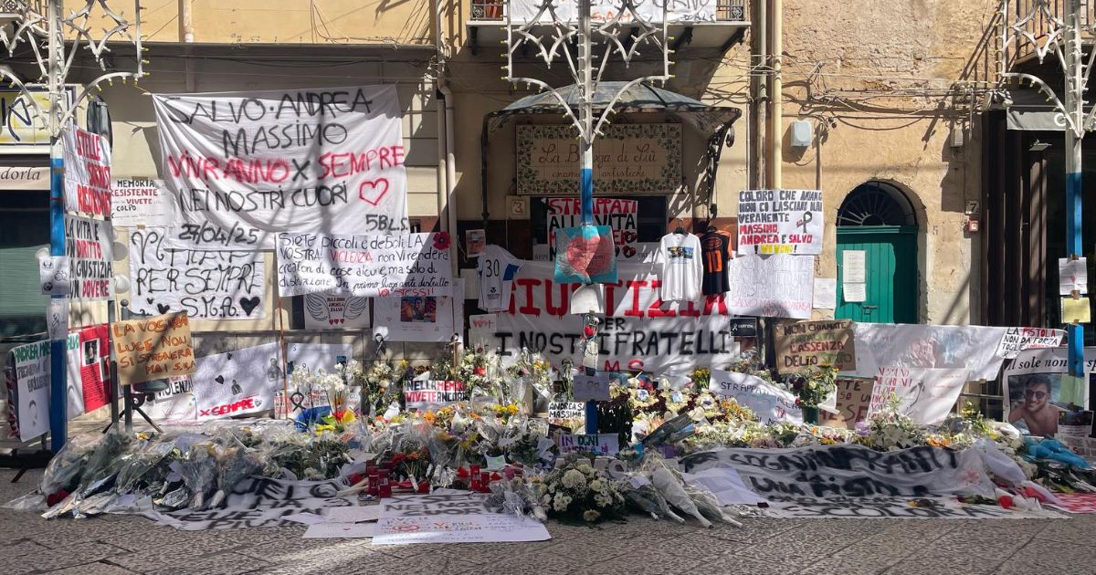 Monreale, migliaia di persone per l’ultimo saluto ai tre ragazzi uccisi: “Stato assente, la strage si poteva evitare” Monreale, migliaia di persone per l’ultimo saluto ai tre ragazzi uccisi: “Stato assente, la strage si poteva evitare”