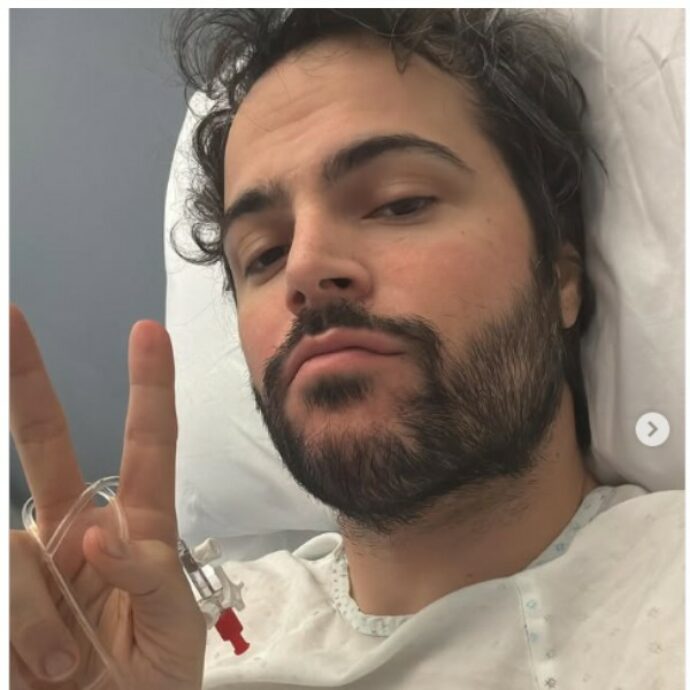 Guglielmo Scilla, le foto in ospedale: “Intervento più tosto del previsto”. Lo youtuber “Willwoosh” operato alle corde vocali