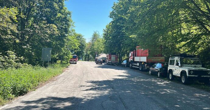 Vigili del fuoco morti, non ancora recuperati i corpi. Si valuta l’uso di un aereo