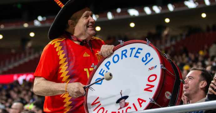 Manolo ‘El del Bombo’ è morto a 76 anni: la Spagna piange il suo tifoso più iconico