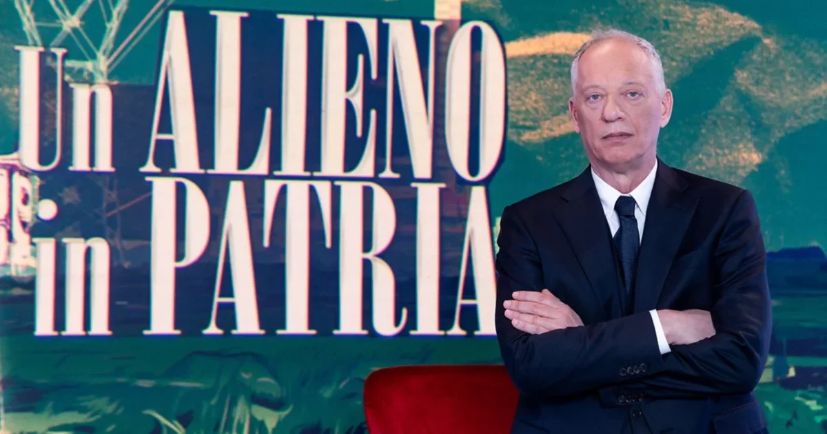 Stasera su Rai 3 “Un Alieno in Patria” con Peter Gomez: tra gli ospiti in studio Paolo Mieli, Veronica Pivetti e Renata Polverini