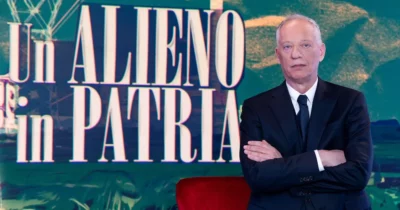 Copertina di Stasera su Rai 3 “Un Alieno in Patria” con Peter Gomez: tra gli ospiti in studio Paolo Mieli, Veronica Pivetti e Renata Polverini