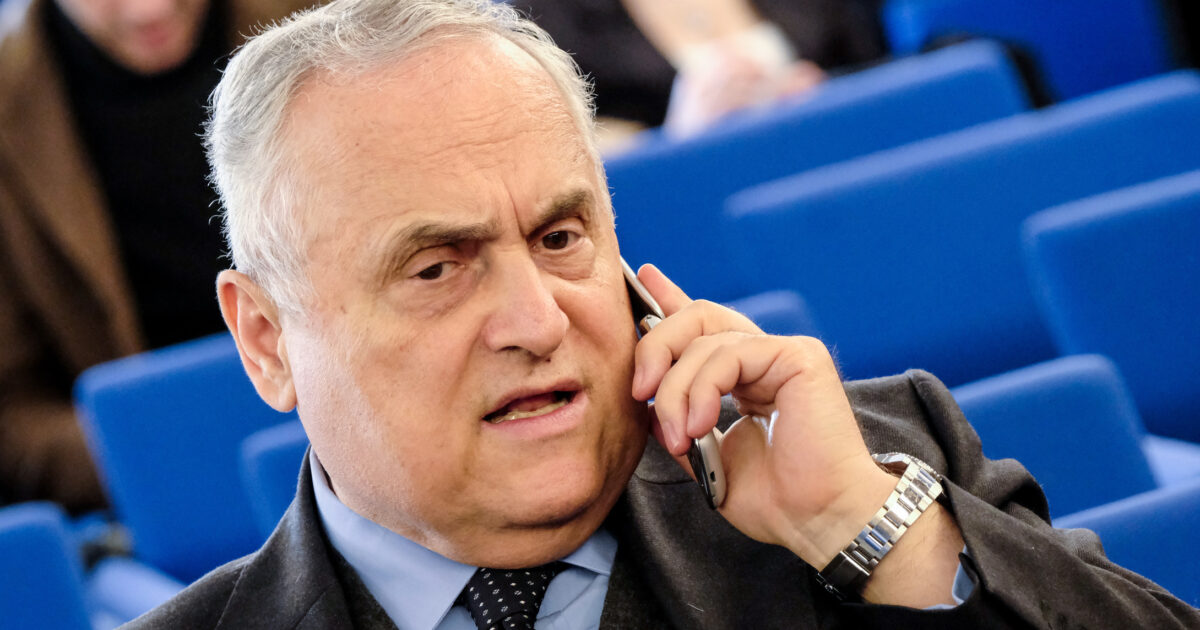 “Mi hanno clonato il cellulare, attacco gravissimo”: Lotito presenta denuncia per la telefonata virale in cui sfotte i giocatori della Lazio