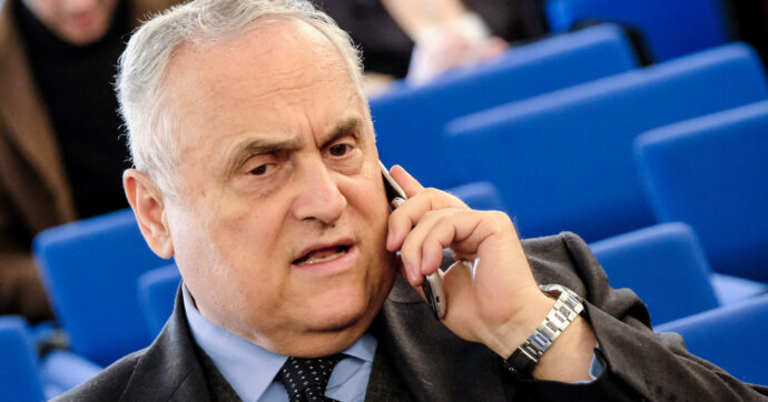“Mi hanno clonato il cellulare, attacco gravissimo”: Lotito presenta denuncia per la telefonata virale in cui sfotte i giocatori della Lazio