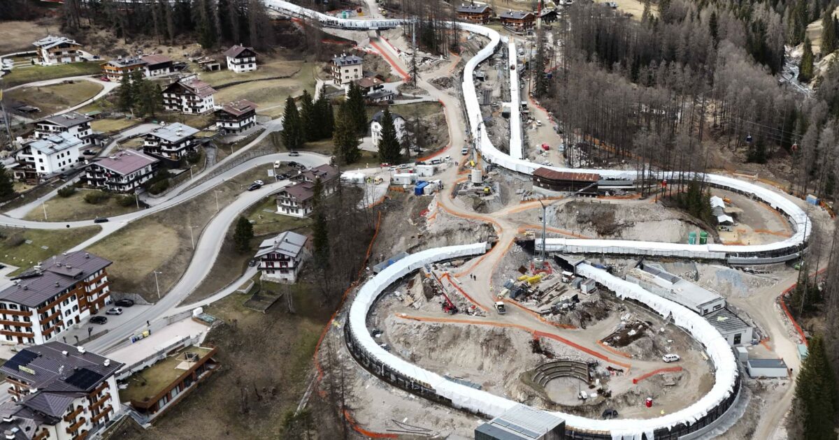 Olimpiadi, la pista da bob è un salasso: perderà oltre 12 milioni in 20 anni. Per pagare i debiti il Comune di Cortina dovrà fare da B&B Olimpiadi, la pista da bob è un salasso: perderà oltre 12 milioni in 20 anni. Per pagare i debiti il Comune di Cortina dovrà fare da B&B