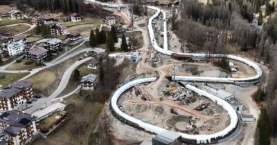 Copertina di Olimpiadi, la pista da bob è un salasso: perderà oltre 12 milioni in 20 anni. Per pagare i debiti il Comune di Cortina dovrà fare da B&B