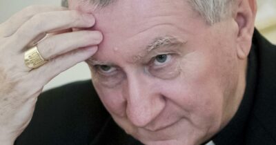 Copertina di Conclave, è il tempo di manovre e veleni: dagli Usa la notizia del malore di Parolin. Poi la smentita del Vaticano