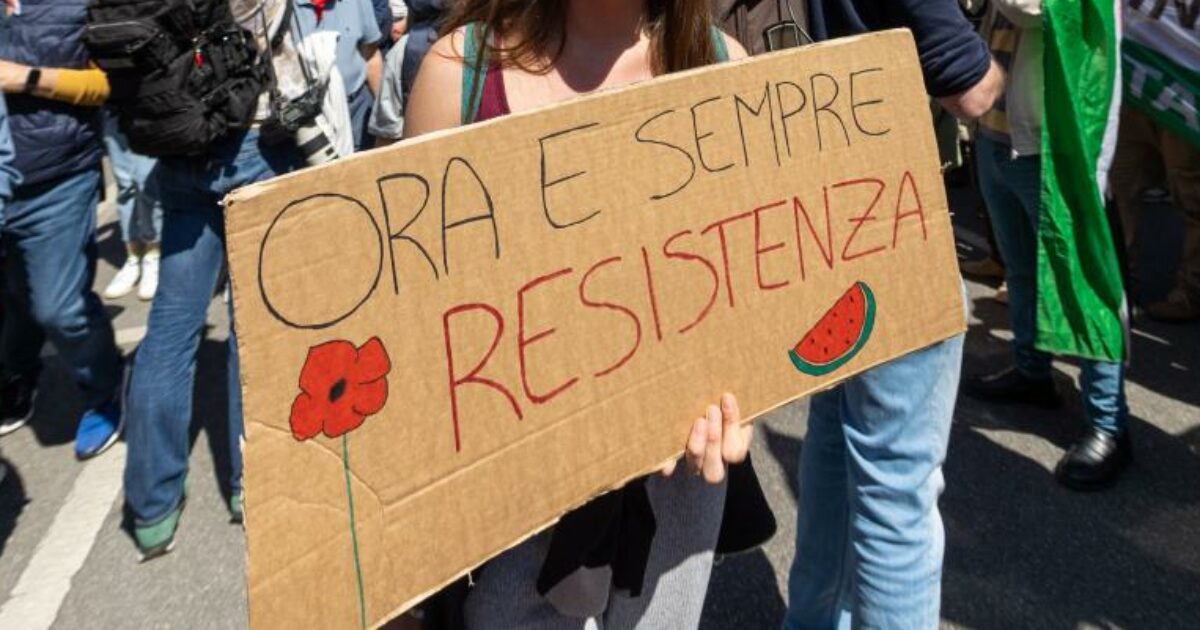 Vietato cantare “Bella ciao” il 25 aprile: a Mottola 10 persone identificate per infrazione della “sobrietà” Vietato cantare “Bella ciao” il 25 aprile: a Mottola 10 persone identificate per infrazione della “sobrietà”