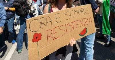 Copertina di Vietato cantare “Bella ciao” il 25 aprile: a Mottola 10 persone identificate per infrazione della “sobrietà”