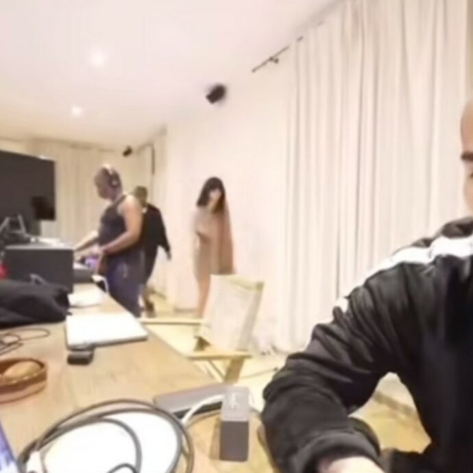 “Perché è nuda? Sembra un fantasma che cammina”: l’ultima apparizione di Bianca Censori durante una diretta di Kanye West fa discutere