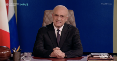 Copertina di Crozza-De Luca: “Macché terzo mandato, non mi è mai interessato… Habemus papam. De Luca Totò primus”