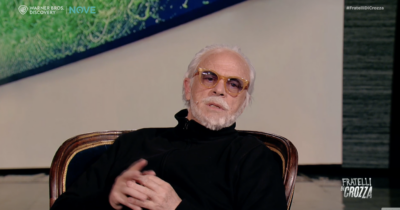 Copertina di Crozza-Briatore rivede la gestione della chiesa nella sua ottica di business: “Quella piazza San Pietro lì, sai quanti coperti ci fai?”