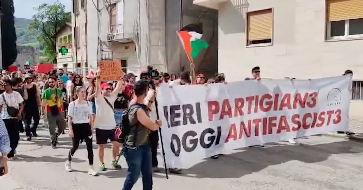 Ad Ascoli Piceno il corteo per sostenere la fornaia identificata per lo striscione del 25 Aprile Ad Ascoli Piceno il corteo per sostenere la fornaia identificata per lo striscione del 25 Aprile