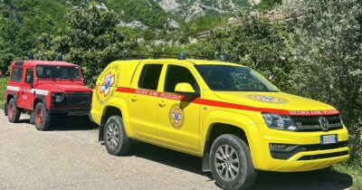 Copertina di Recuperati dopo 50 ore i corpi dei due vigili del fuoco morti durante un’escursione in Abruzzo