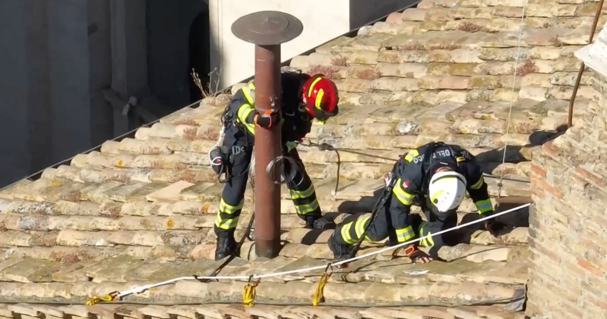 Continua l’allestimento della Cappella Sistina in vista del conclave del 7 maggio: il video dei lavori