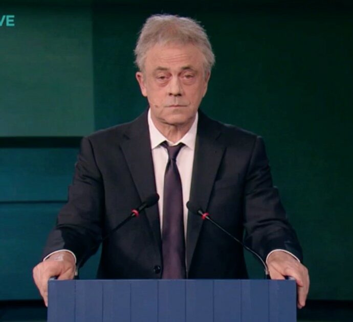 Crozza è il ministro Urso, l’esilarante intervento sulla “farmaceltica itagliana”, tra dazi, Trump e la forza del “Made in Hitler”
