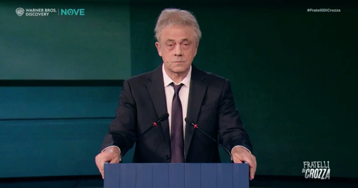Crozza è il ministro Urso, l’esilarante intervento sulla “farmaceltica itagliana”, tra dazi, Trump e la forza del “Made in Hitler” Crozza è il ministro Urso, l’esilarante intervento sulla “farmaceltica itagliana”, tra dazi, Trump e la forza del “Made in Hitler”