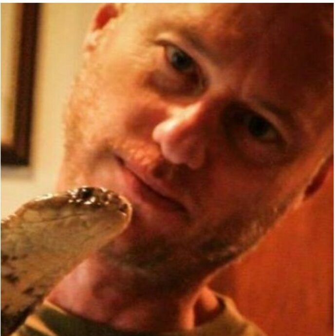 “Volevo spingermi il più vicino possibile alla morte, ero curioso”: si fa mordere da 850 serpenti velenosi che “ucciderebbero un cavallo”, la storia di Tim Friede